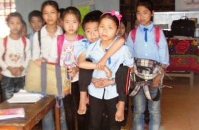 Bạn Hoàng Thị Xuân tình nguyện cõng bạn đến trường